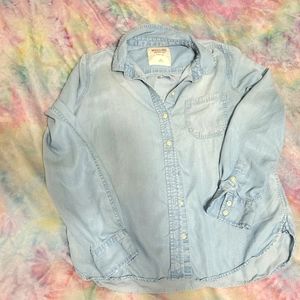Minimalistic light weight denim button up